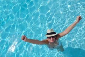 Lycklig kvinna i simning slå samman foto