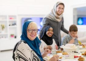 modern multietnisk muslim familj har en ramadan fest foto