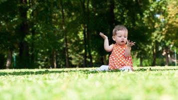 bebis i parkera foto