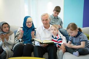 modern muslim farföräldrar med barnbarn läsning quran foto