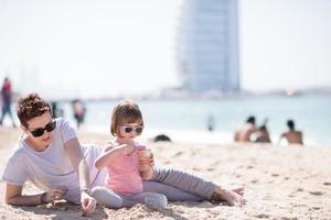 mamma och dotter på de strand foto