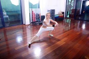 blond flicka utövar yoga foto