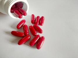 röd piller vitamin röd piller röd på en värma vit, rena se vitamin b. foto