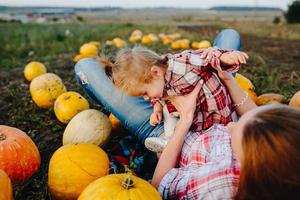 mor och dotter lögn mellan pumpor foto