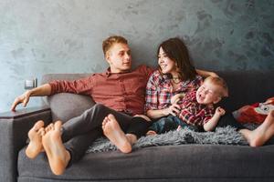 lycklig familj i soffan foto