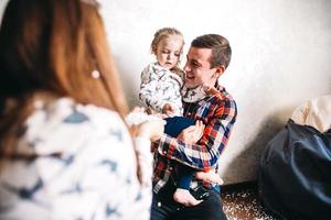 Lycklig familj spelar tillsammans på de golv foto