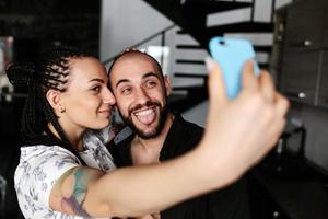 man och kvinna framställning selfie foto