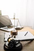 företag och advokater diskuterar kontraktshandlingar med mässingsvåg på skrivbordet på kontoret. juridik, juridiska tjänster, rådgivning, rättvisa och juridik konceptbild med filmkornseffekt foto