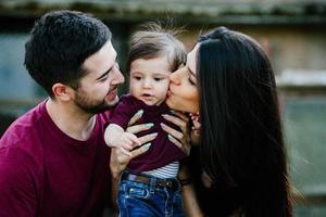 ung familj med en barn på de natur foto