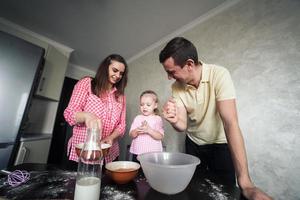 pappa, mamma och dotter tillsammans i de kök foto