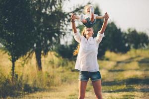 mor och dotter på en lantlig väg foto