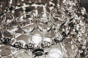 skön kristallkrona tillverkad med glasögon av vin foto