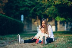 mor och liten dotter i en parkera foto