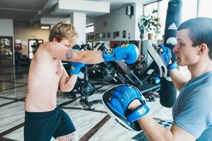 män praktiserande boxning i Gym foto