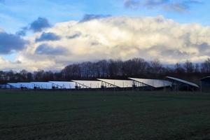 genererar ren energi med solcellsmoduler i en stor park i norra europa foto