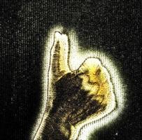 3D-illustration av en glödande mänsklig kvinnlig hand med en kirlian aura som visar olika symboler foto