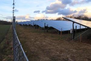genererar ren energi med solcellsmoduler i en stor park i norra europa foto
