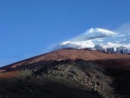 topp av mt. cotopaxi i de andes av ecuador foto