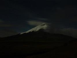 mt. cotopaxi, ecuador, på natt foto