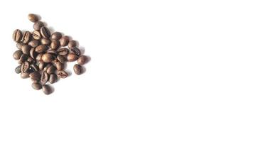 kaffe bönor isolerat på en vit bakgrund med kopia Plats foto