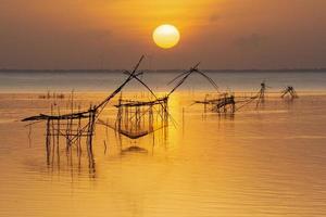 soluppgång med stor netto, på thale nej, phatthalung, thailand foto