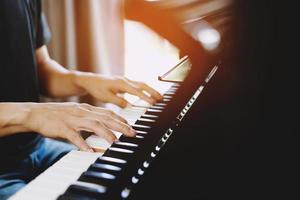 närbild av hand människor man musiker spelar piano keyboard med selektiv fokustangenter. kan användas som bakgrund. foto