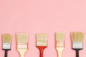måla borsta på rosa bakgrund, på vilket sätt till välja de perfekt Hem måla Färg och Bra för hälsa foto