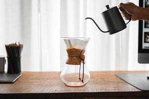 chemex för bryggning kaffe, kaffe chemex Häll i över kaffe tillverkare och droppa vattenkokare foto