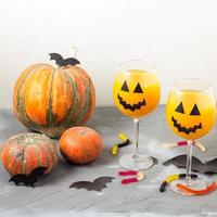 höst orange Semester pumpa cocktail med halloween dekor på de tabell foto