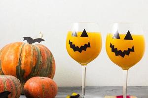 höst orange Semester pumpa cocktail med halloween dekor på de tabell foto