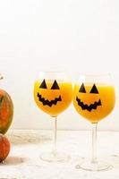 höst orange Semester pumpa cocktail med halloween dekor på de tabell foto