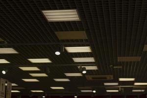 lampa på de tak. affär interiör. foto