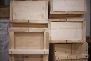 lådor är staplade. lådor tillverkad av trä. foto
