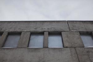 övergiven byggnad. fönster är tätt sluten med stål ark. låst byggnad. foto