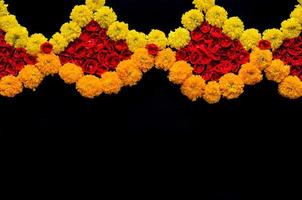dekorativ reste sig och ringblomma blommor rangoli för diwali festival på svart bakgrund. foto