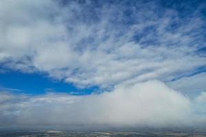skön Sol glans över England och genom de moln, flygplan punkt av se foto