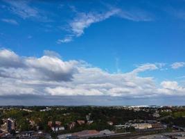 luton stad Centrum och lokal- byggnader, hög vinkel drönare se av luton stad Centrum och järnväg station. luton England bra storbritannien foto