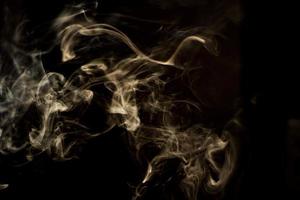rök i naturlig ljus. tobak rök fyllningar de luft. klubbar av ånga i Plats. foto