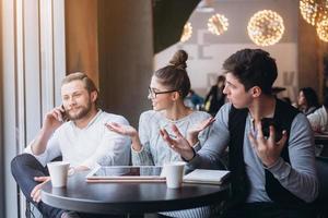 tre affärsmän arbetssätt i Kafé foto