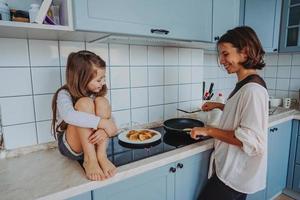 Lycklig familj laga mat tillsammans i de kök foto