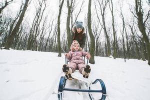 mamma med en liten dotter i de parkera foto