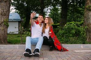 skön ung par gör selfie foto