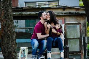 ung familj med en barn på de natur foto