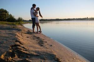 par i soluppgång på de strand foto