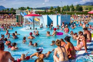 fullt med folk slå samman i vatten parkera. under varm sommar dag foto