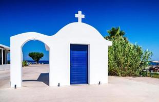 traditionell grekisk vit kapell i faliraki på Rhodos, grekland foto