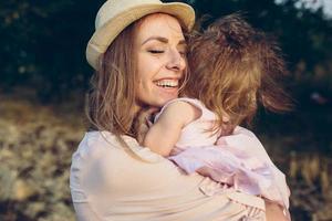 mamma och dotter tillsammans utomhus foto