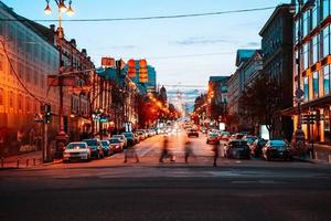 kiev, ukraina - april 14, 2019 natt se av de gator av kiev. urban väsen. bogdan khmelnitsky gata foto