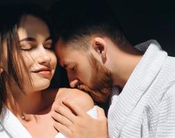 ung man försiktigt kissing skön kvinna på axel foto