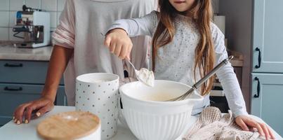 Lycklig familj laga mat tillsammans i de kök foto